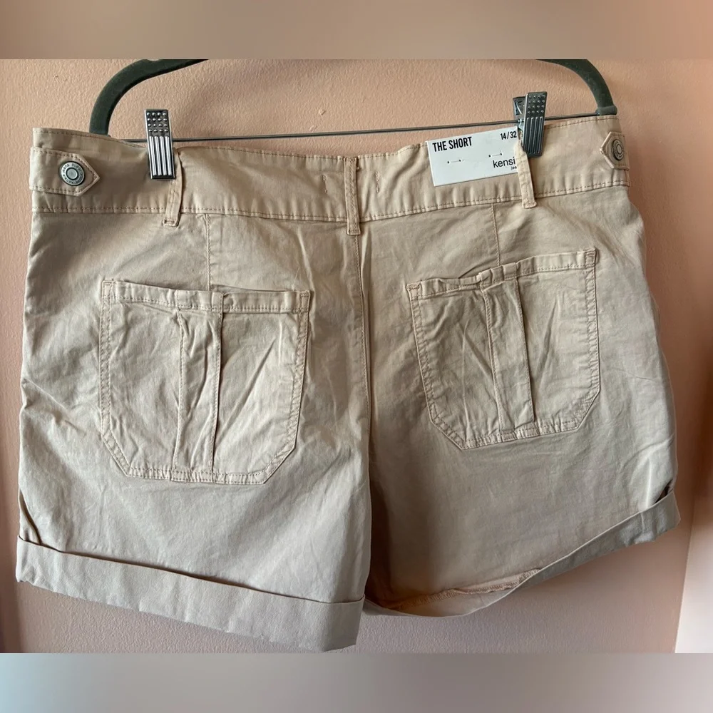 NWT Kensie Women's Beige Shorts with pockets in size 14/32.